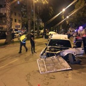 Adana'da iki araç kafa kafaya çarpıştı