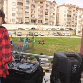 Düzce'de evinin balkonundan DJ performansı gerçekleştirdi
