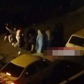 Nişan kutlaması yaparak sokakta halay çektiler