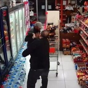 Beyoğlu'nda marketi soymaya gelen iki hırsız dayak yedi