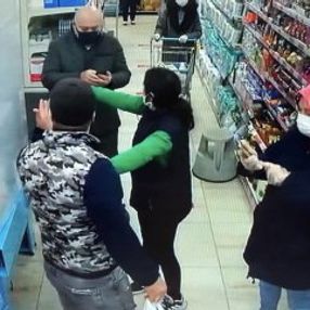 Esenyurt'ta maske yasağına uymayarak alışveriş yaptı