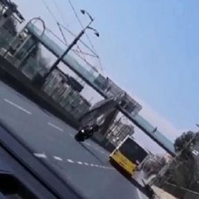Motosikleti tek teker kullanan sürücü kaza yaptı