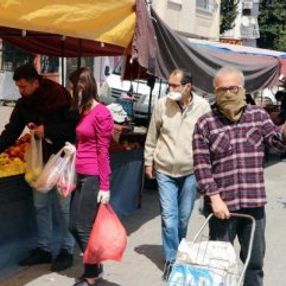 Adana'da yasağa rağmen pazarda maske takmadılar