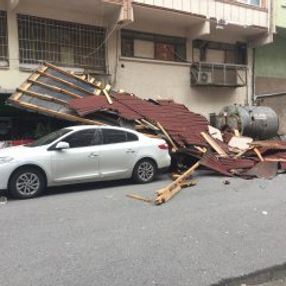 İstanbul'da fırtına, çatıları uçurdu