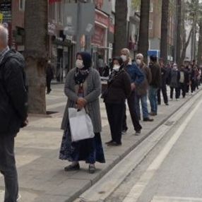 Denizli’de sosyal mesafeli kuyruk