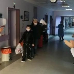 Dede ve torunu koronavirüsü yenerek taburcu oldu