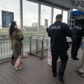 Avcılar'da hasta çocuklarıyla metrobüse binmeye çalıştılar