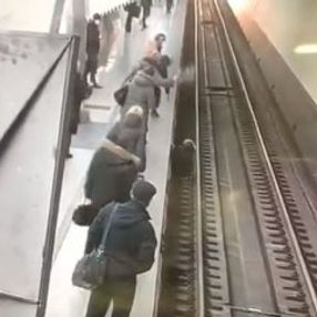 Rusya'da telefonuna bakarken raylara düşen kadın