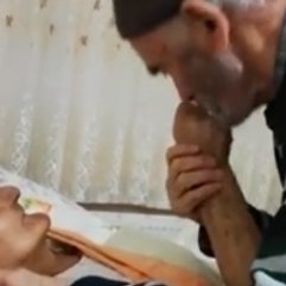 Dedenin yatalak eşine sevgisi