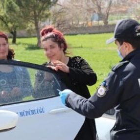 Denizli'de genç kız yasağı ihlal ederek otostop çekti