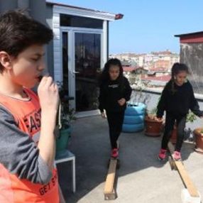 Dışarı çıkamayan çocuklar için oyun parkuru