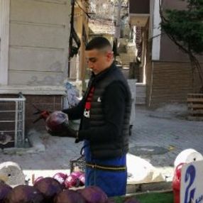 19 yaşındaki pazarcı: Genç adamı evde tutamazsın