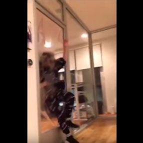TikTok videosu çekerken cam kapıyı kırdı