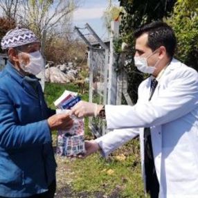 İlaçlarını getiren sağlık ekiplerini görünce ağladı