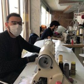 Suriyeli kardeşler, maske yapımı için kolları sıvadı