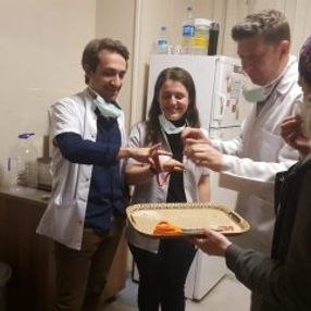 Sivas'ta koronadan mesai yapan çift, hastanede nişanlandı