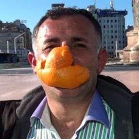 Portakal kabuğundan maske yapıp Taksim'de dolaştı