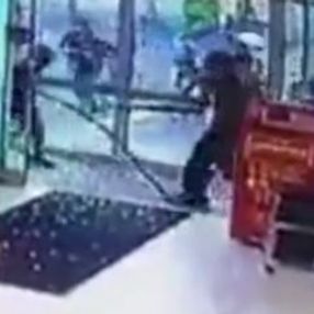 Güney Afrika'da market yağmaları başladı