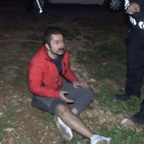 Alkollü sürücü kaçmak isterken bahçe duvarından düştü