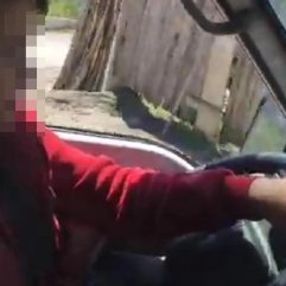 Düzce'de oğlunu ve kızını direksiyon başına geçirdi