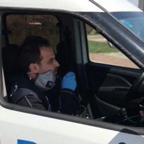 Polis memurundan şarkılı uyarı