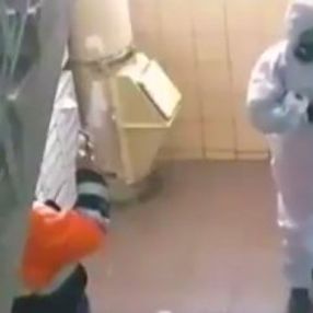 Rusya'da 'dezenfekte ediyormuş gibi' yapan görevliler