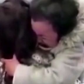 Sağlık çalışanı anne ile kızının kavuşma anı