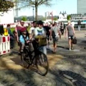 Almanlar, koronavirüse rağmen parklara koştu