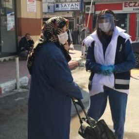 65 yaş üstündeki yaşlı kadın pazara girmek için direndi