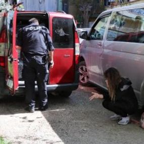 Yasağı deldi, polisi görünce eşini araçta bırakıp kaçtı
