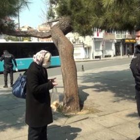 Yaşlı kadın güvercin beslemek için sokağa çıktı