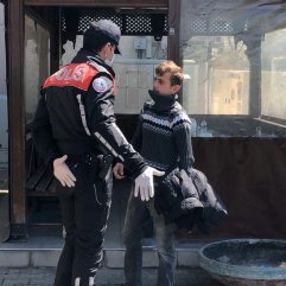 Bursa'da sokağa çıkan genç, polise yakalandı