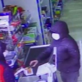 Marketten çikolata almaya gitti, silah çekti