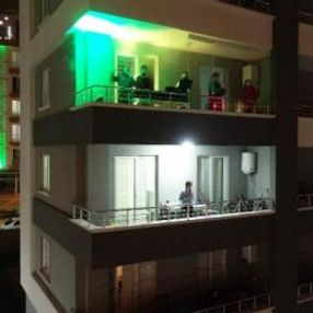 Ses sistemi ile balkondan bilgi yarışması yaptılar