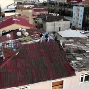 Çatıdaki gençlere drone ile polis anonsu