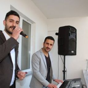Evlerinin balkonundan site sakinlerine konser verdiler