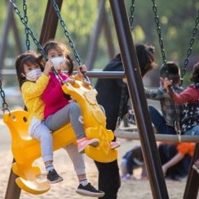 Vuhanlı çocuklar, parklara akın etti