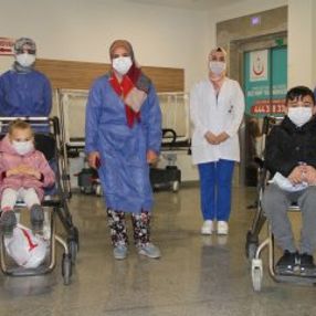 Koronayı yenen 5 yaşındaki Miray ve ailesi alkışlarla taburcu edildi