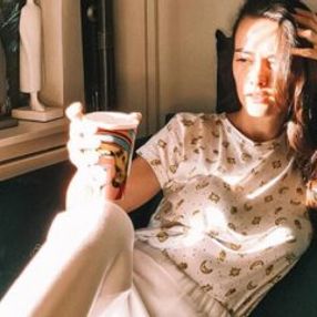 Hande Soral güneşi takip ediyor