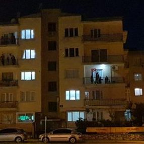 Balkonlara çıkan vatandaşlar hep bir ağızdan şarkı söyledi