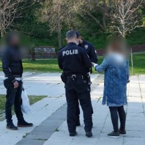 Şişli'de yasağa rağmen parkta oturup alkol aldılar