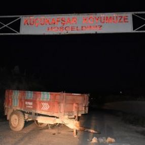 Kırıkkale'de kadın muhtar, köyün girişlerine römork koydu