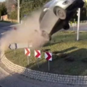 Polonya'da refüje çarpan araç metrelerce uçtu