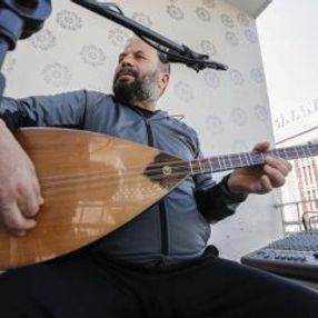 Ankara'da, evde kalanlara balkonda sazlı sözlü konser