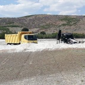 İş makinaları Salda Gölü'nde