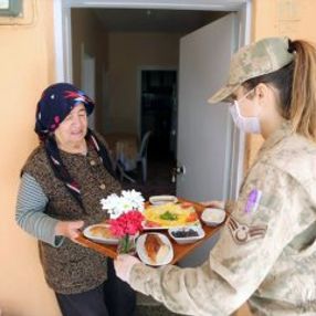 Tunceli'de asker ve polisten yaşlılara tepside kahvaltı