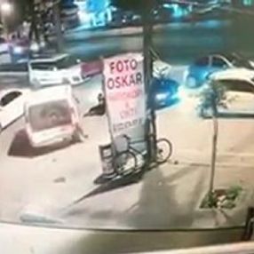 Yayanın, otomobillerin arasında sıkıştığı zincirleme kaza