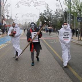 Düzce'de Azrail ve kefen kostümlü 'evde kal' mesajı