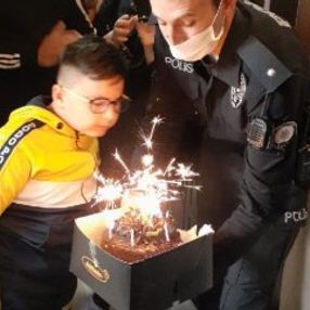 Sağlık çalışanının oğluna polisten doğum günü sürprizi