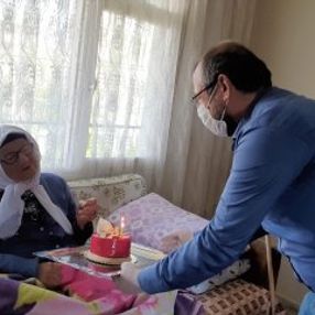 106 yaşındaki şehit annesi ilk kez doğum gününü kutladı